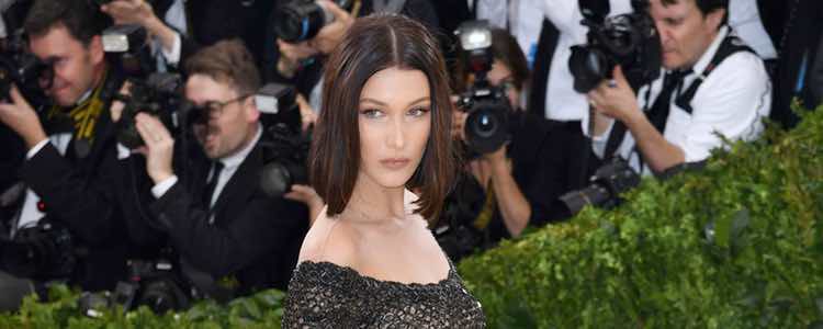 Bella Hadid con un jumpsuit de Alexander Wang en la Gala del MET 2017