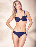 Rosie Huntington-Whiteley con un bikini azul marino de la colección primavera/verano 2017 de Marks & Spencer
