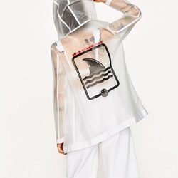Chubasquero con parche de la colección cápsula para verano 2017 de Zara y Maui and Sons