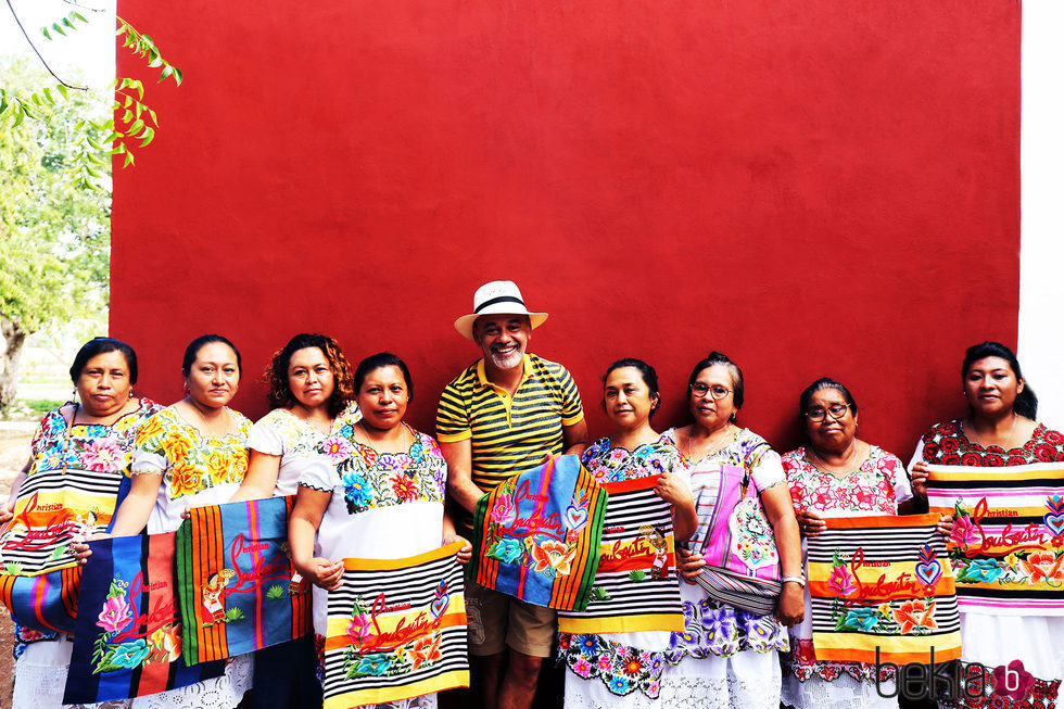 Christian Louboutin posando junto a las artesanas mayas creadores de la colección 'Mexicaba!'