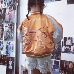 North West luciendo una bomber de la primera colección de The Kids Supply de Kim Kardashian y Kanye West
