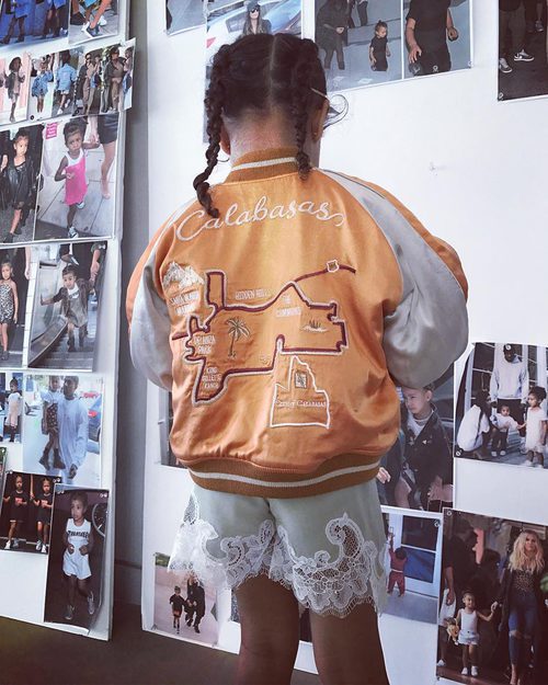 North West luciendo una bomber de la primera colección de The Kids Supply de Kim Kardashian y Kanye West