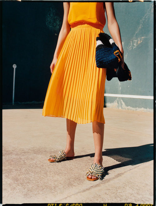 Falda midi plisada de la colección neón primavera/verano 2017 de Zara TRF