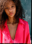 Trench volante bajo de la colección neón primavera/verano 2017 de Zara TRF
