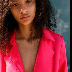 Trench volante bajo de la colección neón primavera/verano 2017 de Zara TRF
