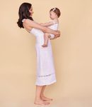 Vestido blanco de la nueva colección para madres e hijas de la firma Reformation