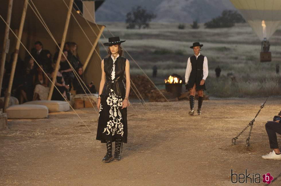 Americana de ante y una falda estampada en el desfile de la colección Crucero 2018 de Dior