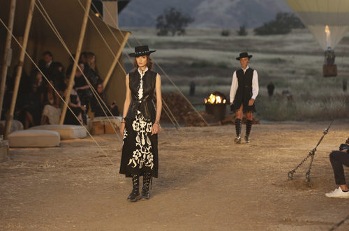 Americana de ante y una falda estampada en el desfile de la colección Crucero 2018 de Dior