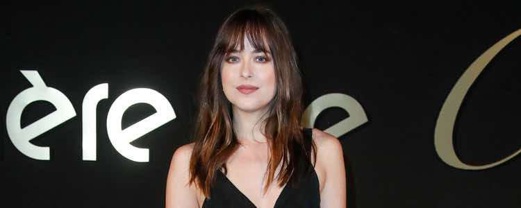 Dakota Jonhson con un elegante vestido negro