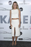Gwyneth Kate Paltrow con un traje de dos piezas blanco