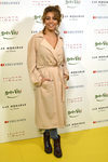 Sandra Cervera con una gabardina beige