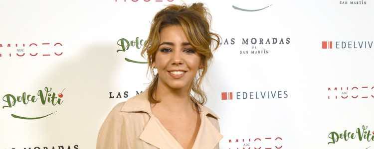 Sandra Cervera  con una gabardina beige