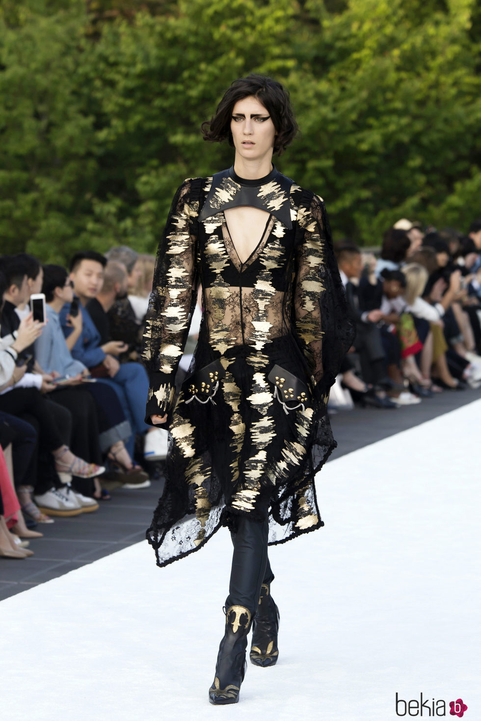 Diseño en blanco y dorado de Louis Vuitton en el desfile Crucero 2018