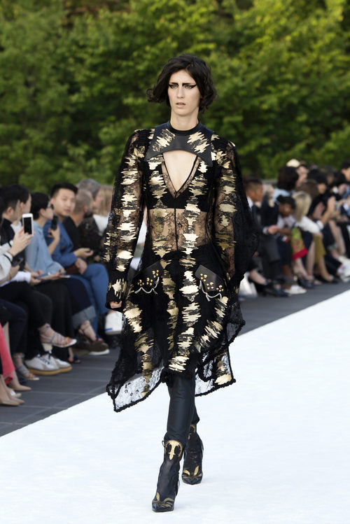 Diseño en blanco y dorado de Louis Vuitton en el desfile Crucero 2018