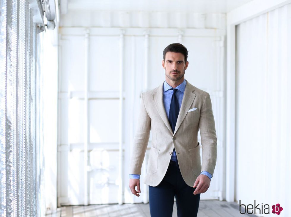 Aitor Ocio con una blazer beige de Scalpers primavera/verano 2017