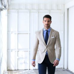 Aitor Ocio con una blazer beige de Scalpers primavera/verano 2017