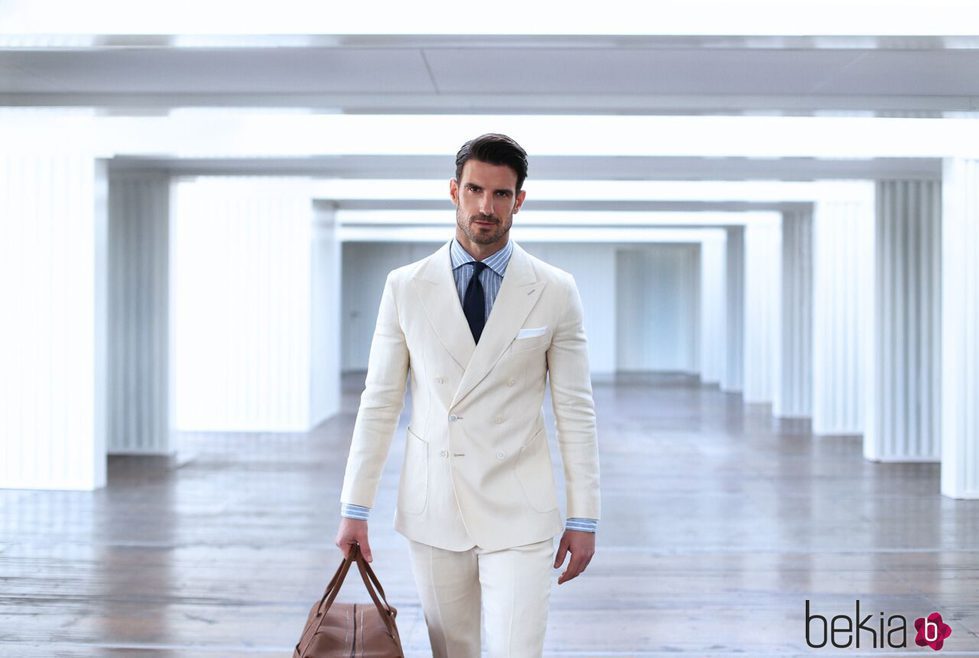 Aitor Ocio con un traje blanco de Scalpers primavera/verano 2017