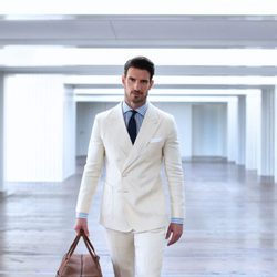 Aitor Ocio con un traje blanco de Scalpers primavera/verano 2017