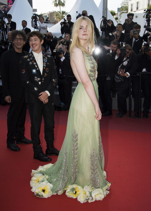 Elle Faning luce un original diseño de Gucci