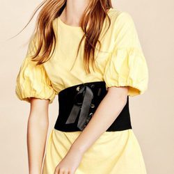 Vestido amarillo con mangas hinchadas de la colección Verano 2017 de Lefties 'Tropical Forest'