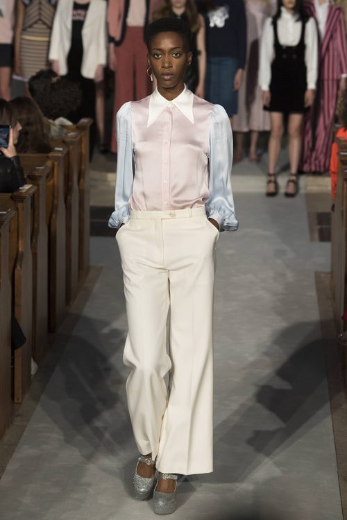 Camisa tricolor de la colección verano 2017 de Alexa Chung presentada en Londres