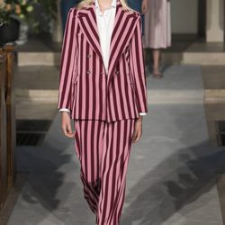 Traje pantalón de rayas de la colección verano 2017 de Alexa Chung presentada en Londres