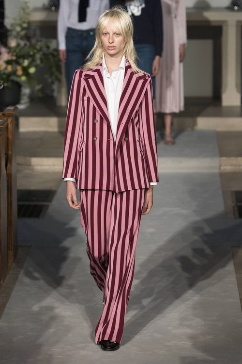 Traje pantalón de rayas de la colección verano 2017 de Alexa Chung presentada en Londres