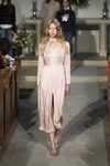 Vestido rosa cuarzo de la colección verano 2017 de Alexa Chung presentada en Londres