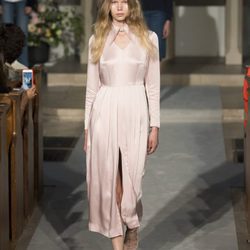 Vestido rosa cuarzo de la colección verano 2017 de Alexa Chung presentada en Londres