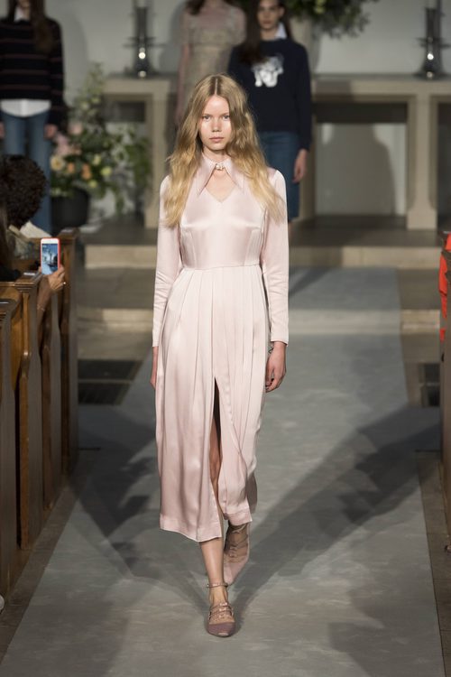 Vestido rosa cuarzo de la colección verano 2017 de Alexa Chung presentada en Londres