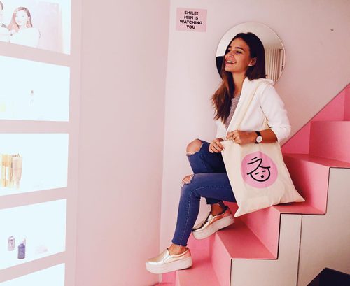 Laura Escanes con gabardina y bolso de tela