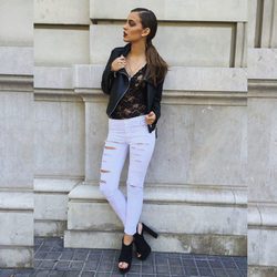 Laura Escanes posa con un body negro y un pantalón blanco