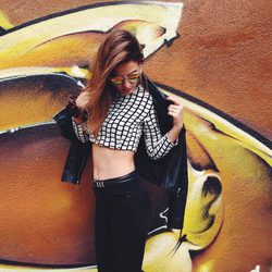 Laura Escanes posa con un conjunto blanco y negro