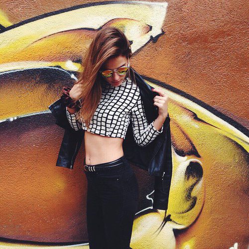 Laura Escanes posa con un conjunto blanco y negro