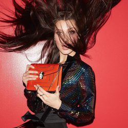 Bella Hadid posando con unos de los bolsos de la colección 'Serpenti' de Bulgari