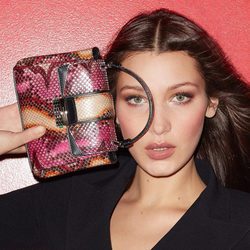 Bella Hadid presenta la nueva colección de bolsos 'Serpenti' de Bulgari