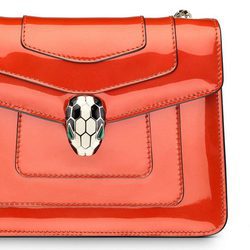 Bolso rojo de la colección 'Serpenti' de Bulgari