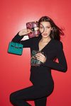 La modelo Bella Hadid posando con bolsos de la colección 'Serpenti' de Bulgari