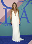 Heidi Klum apuesta por un impecable vestido de Zac Posen