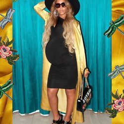 Look casual con vestido negro ajustado premamá de Beyoncé