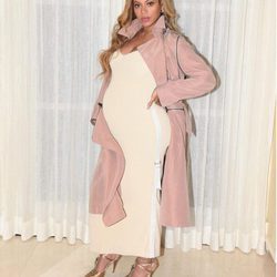 Look elegante premamá de Beyoncé con vestido ajustado y zapatos de salón con tacón