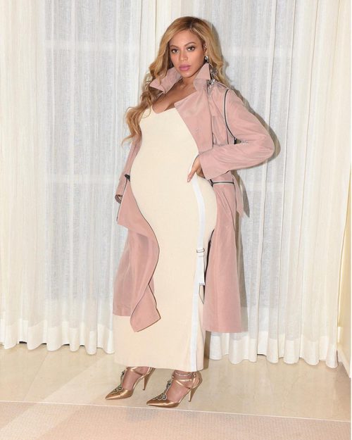Look elegante premamá de Beyoncé con vestido ajustado y zapatos de salón con tacón