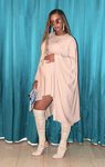 Look elegante premamá de Beyoncé con vestido largo rosa con botas hasta la rodilla
