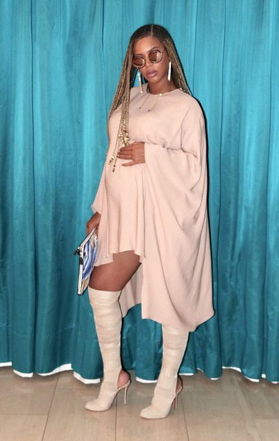 Look elegante premamá de Beyoncé con vestido largo rosa con botas hasta la rodilla