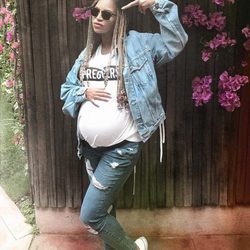 Look casual premamá de Beyoncé con camiseta, cazadora vaquera y jeans rotos