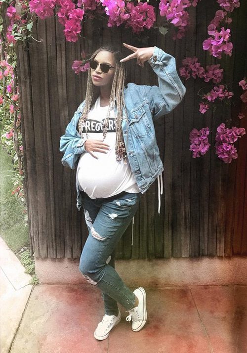 Look casual premamá de Beyoncé con camiseta, cazadora vaquera y jeans rotos
