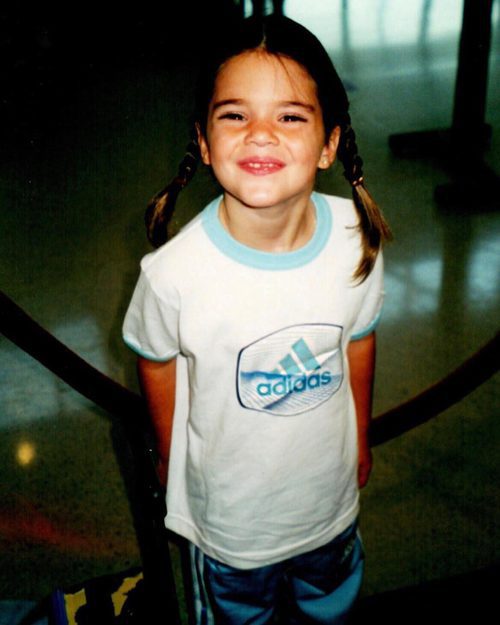 Kendall Jenner de pequeña con una camiseta de Adidas