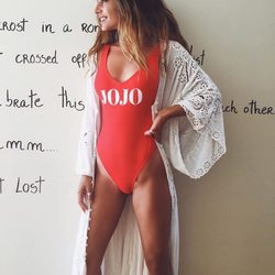 La influencer Joana Duarte con bañador personalizado de Calzedonia