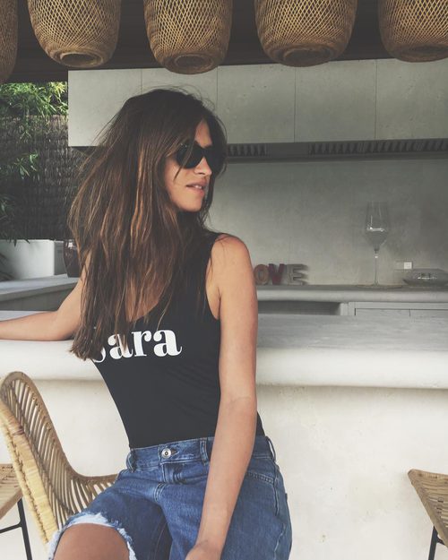 La periodista Sara Carbonero con bañador personalizado de Calzedonia