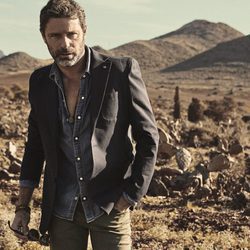 David Ascanio con camisa vaquera para la coleccion Mr Musk by Bloomers